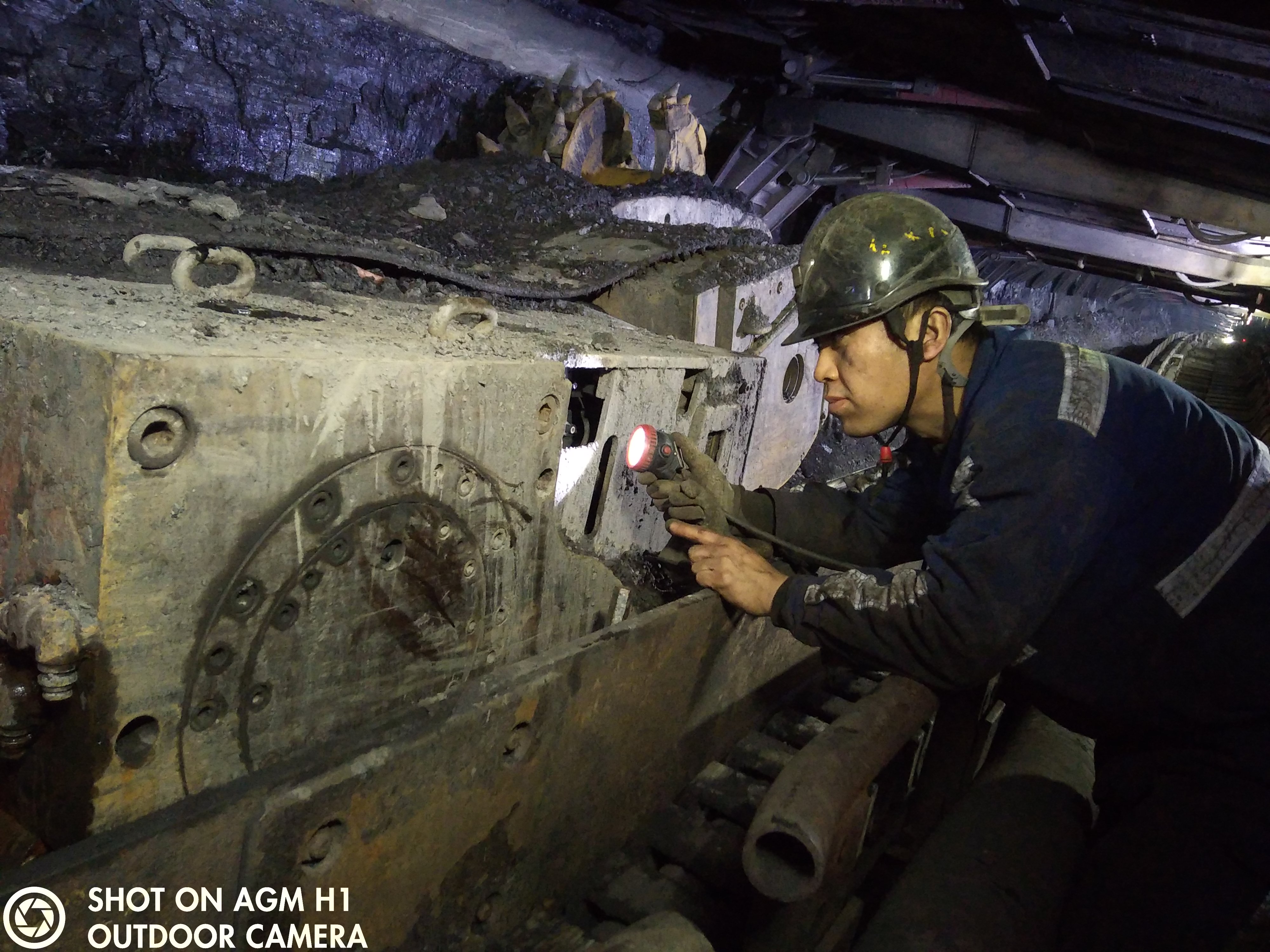 0点20分，煤机检建工武艳龙查抄煤机油脂    张锋摄.jpg