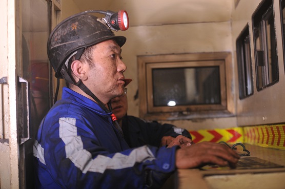 目不转睛观察采煤机运行情况 刘强摄.jpg