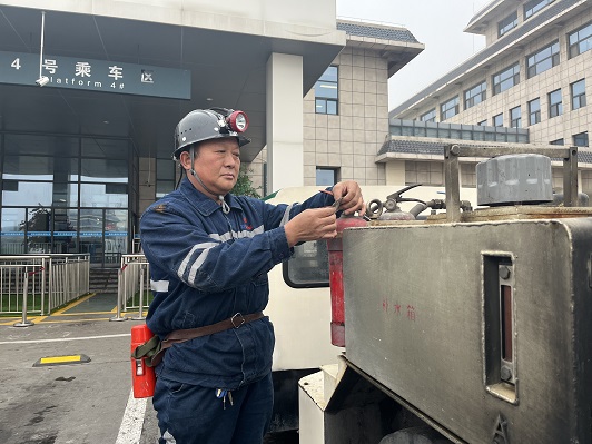 鲁庆军在查抄随车安全设施  高旭摄.JPG