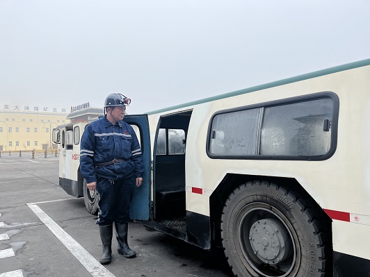 人员上车前做最后查抄确认  高旭摄.JPG