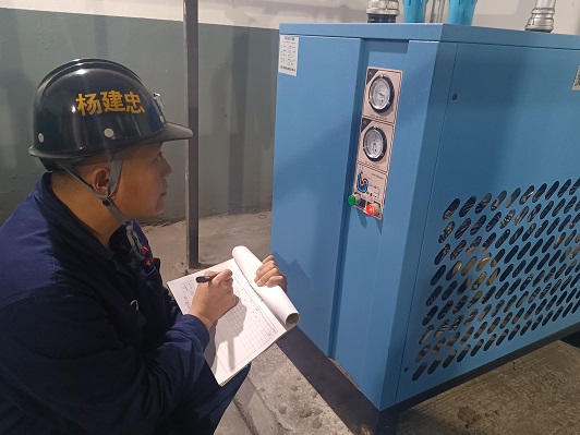 机建厂班组长查对锅炉设备数据    李富强   摄.jpg