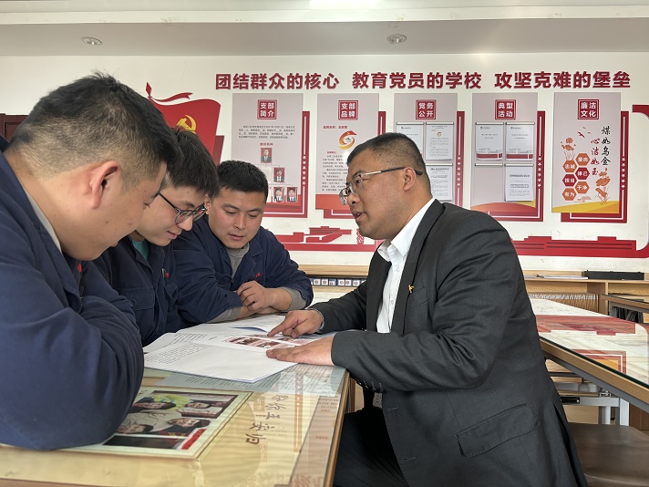 支部书记解说“清廉J9集团国际” 王宇宵摄.jpg