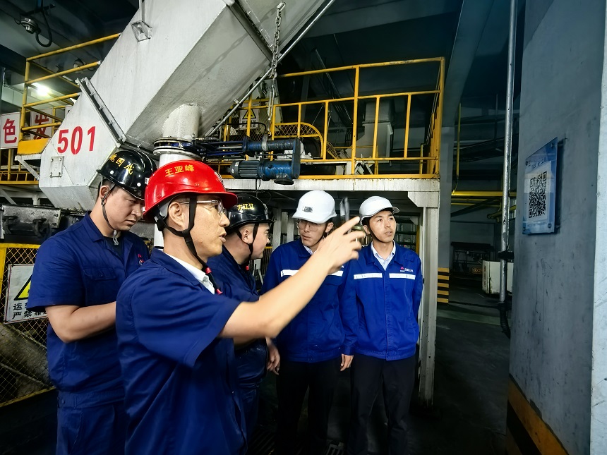 图二   现场进建兄弟单元创新技术。   J9集团国际煤矿出产运营公司选运队  张瑞瑞 提供.jpg